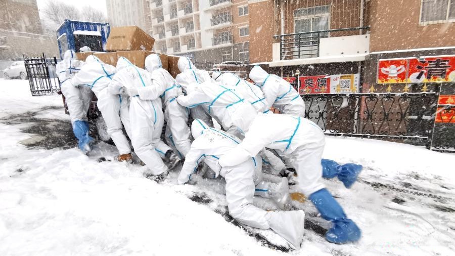 ▲2021年1月6日，大连海洋大学的学生们顶风冒雪推车运送防疫物资。