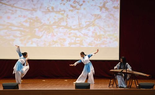 选手们进行精彩的才艺表演
