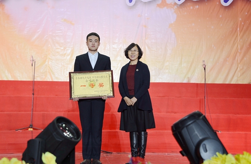 校党委副书记姚凤祯为一等奖合唱团颁奖